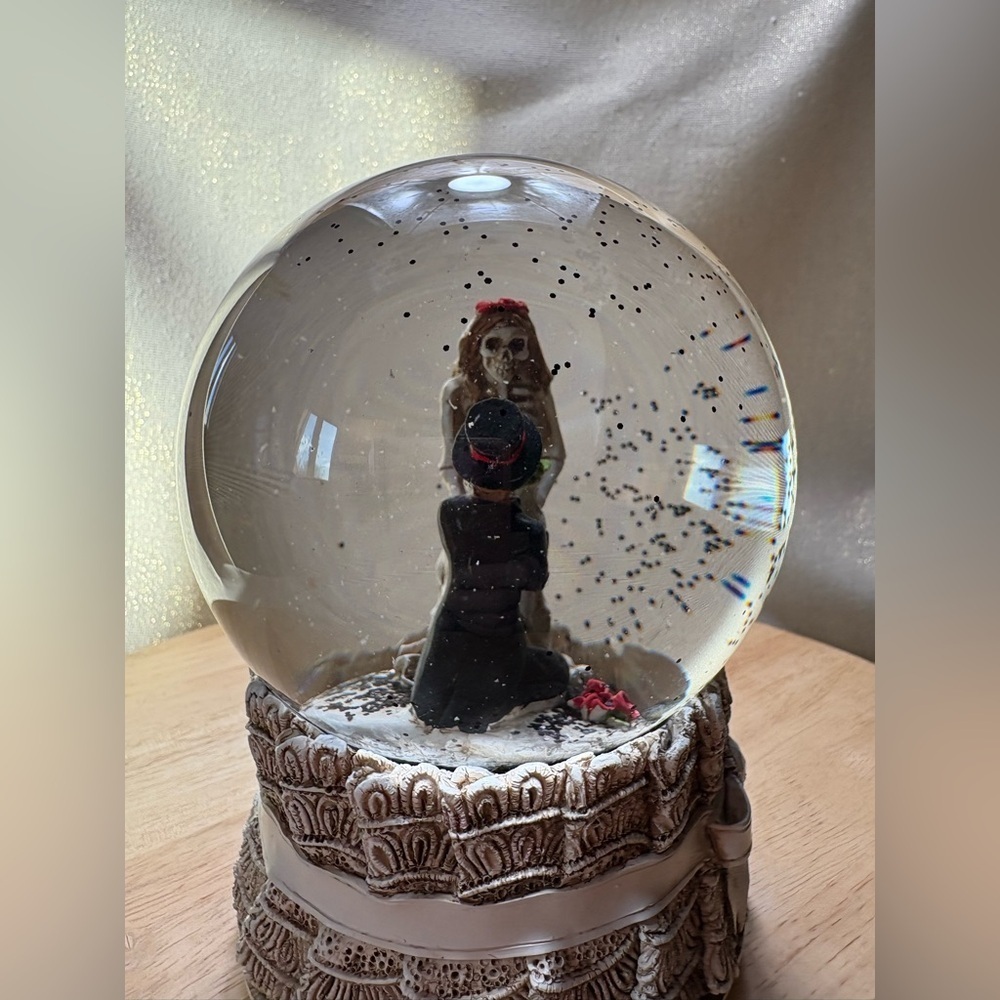 Skeleton Musical Halloween Globe with Skeleton Couple Getting Married - Picture 7 of 9